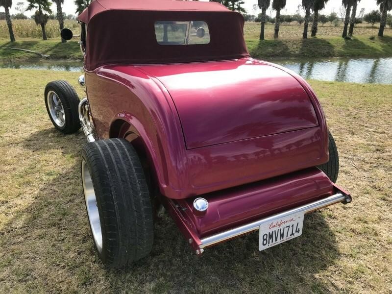 Ford Roadster Vehicle Full-screen Gallery Image 09