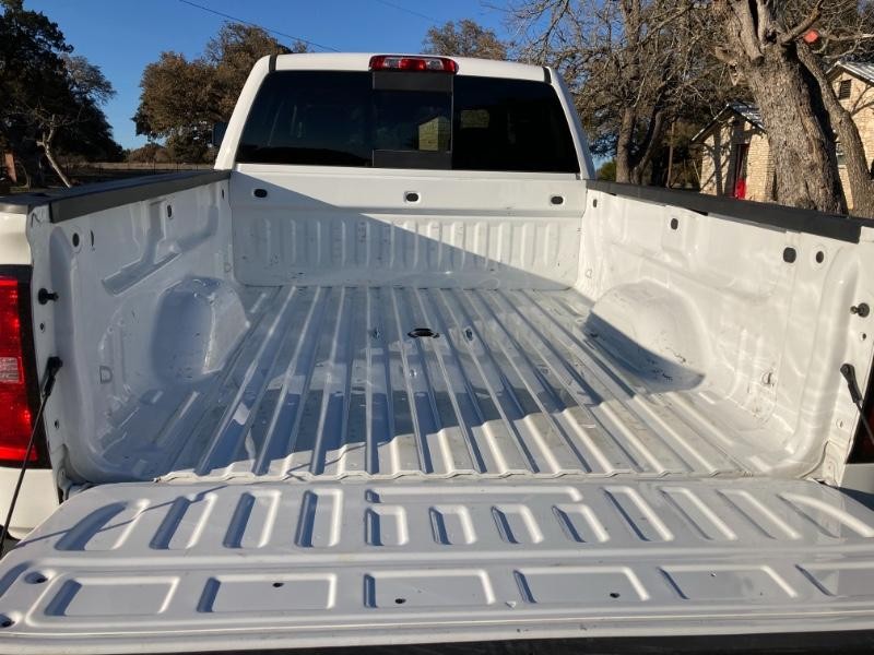 Chevrolet Silverado 2500HD Vehicle Full-screen Gallery Image 03