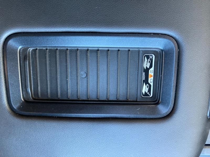 Chevrolet Silverado 2500HD Vehicle Full-screen Gallery Image 10