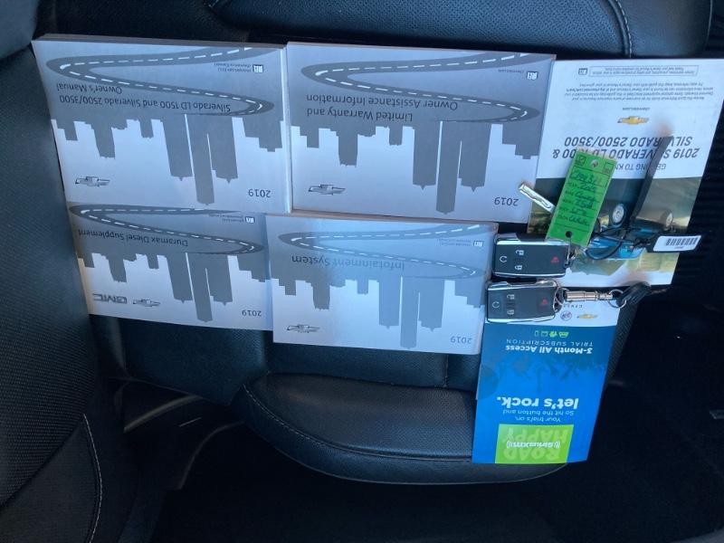 Chevrolet Silverado 2500HD Vehicle Full-screen Gallery Image 11