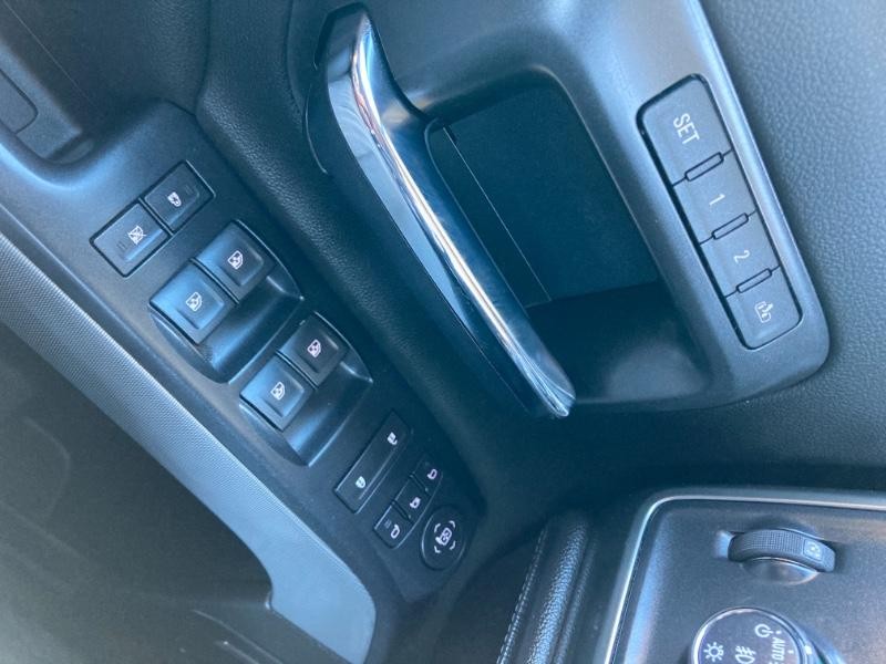 Chevrolet Silverado 2500HD Vehicle Full-screen Gallery Image 12