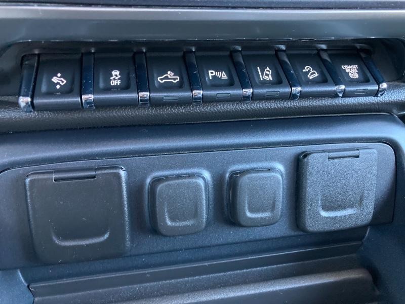 Chevrolet Silverado 2500HD Vehicle Full-screen Gallery Image 14