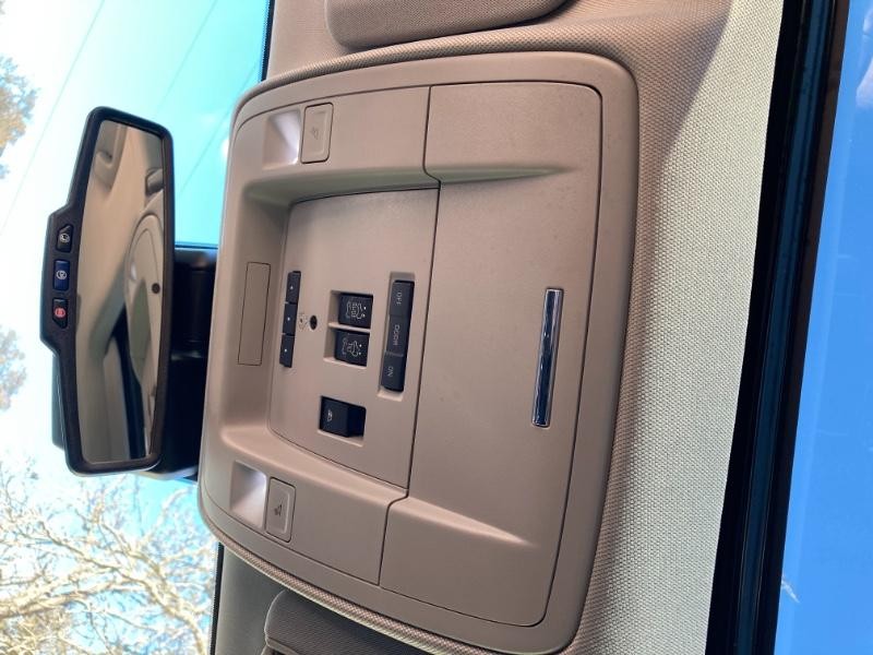 Chevrolet Silverado 2500HD Vehicle Full-screen Gallery Image 15