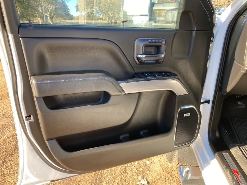 Chevrolet Silverado 2500HD Vehicle Full-screen Gallery Image 20