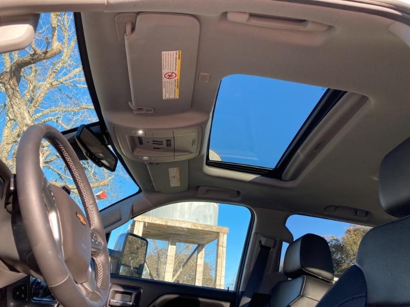 Chevrolet Silverado 2500HD Vehicle Full-screen Gallery Image 23