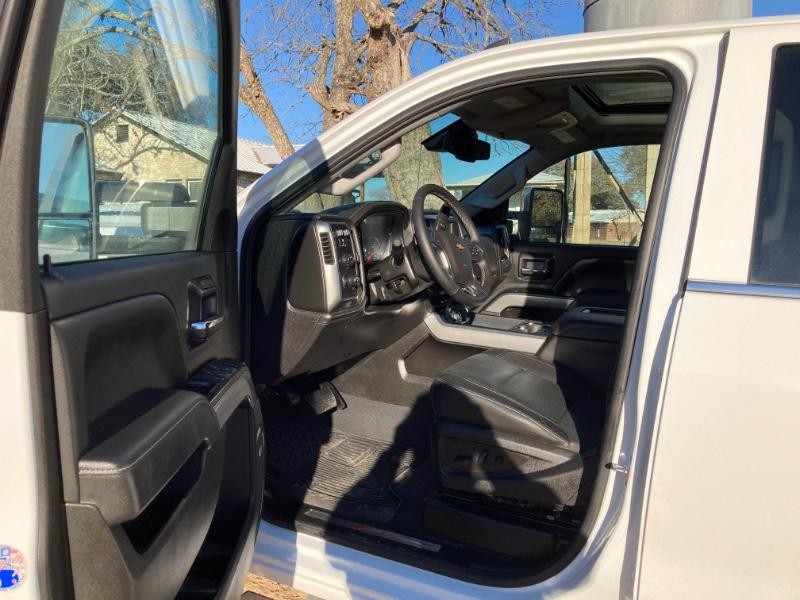 Chevrolet Silverado 2500HD Vehicle Full-screen Gallery Image 24