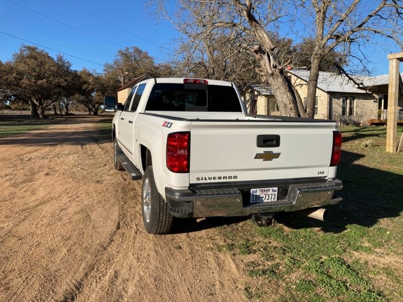 Chevrolet Silverado 2500HD Vehicle Full-screen Gallery Image 26