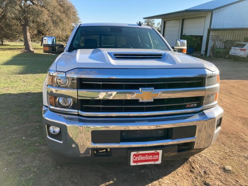 Chevrolet Silverado 2500HD Vehicle Full-screen Gallery Image 27