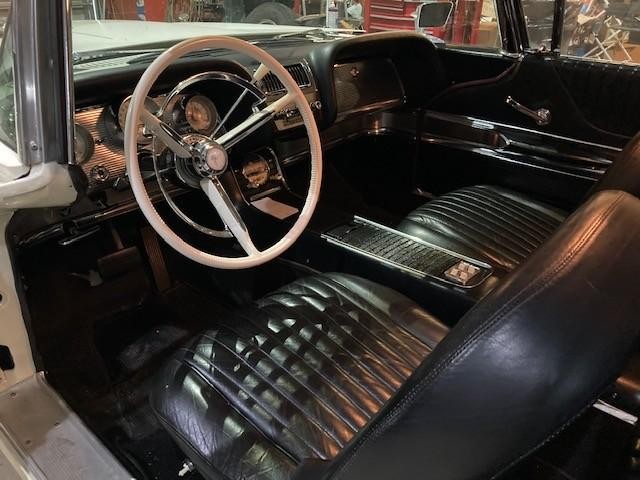 Ford Thunderbird Vehicle Full-screen Gallery Image 08