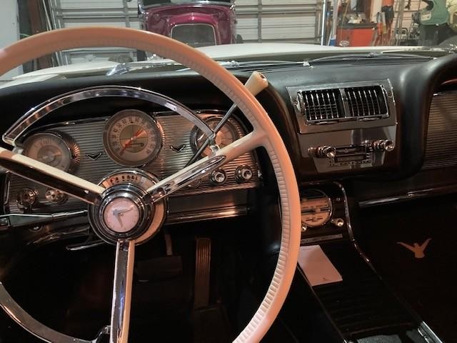 Ford Thunderbird Vehicle Full-screen Gallery Image 10