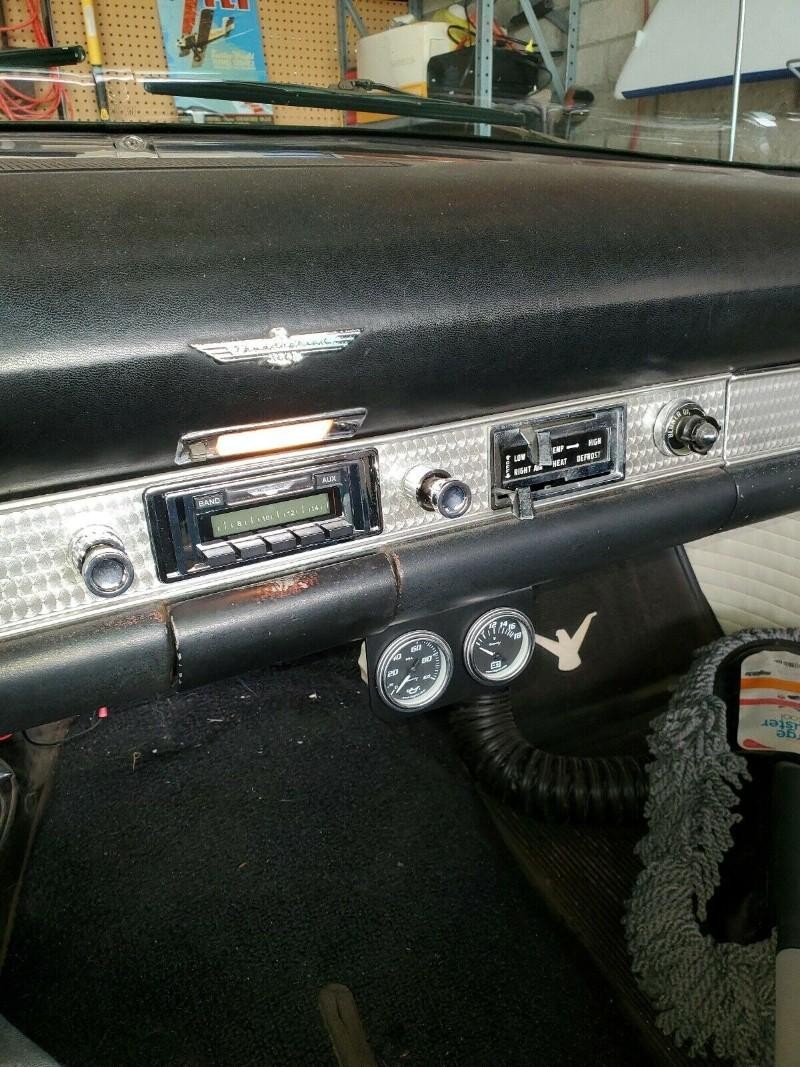 Ford Thunderbird Vehicle Full-screen Gallery Image 05