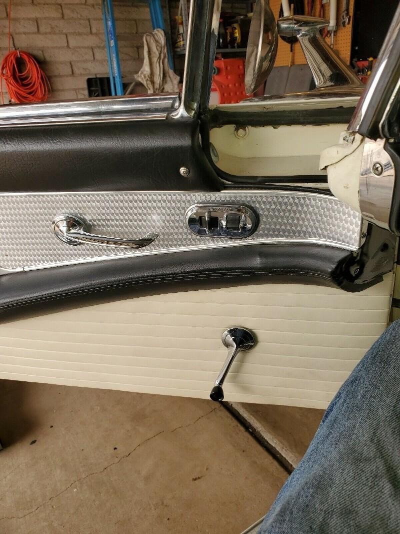 Ford Thunderbird Vehicle Full-screen Gallery Image 08