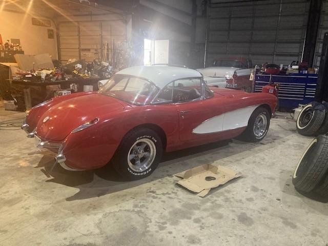 Chevrolet Corvette Vehicle Full-screen Gallery Image 03