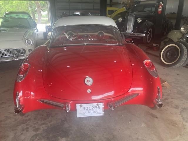 Chevrolet Corvette Vehicle Full-screen Gallery Image 04