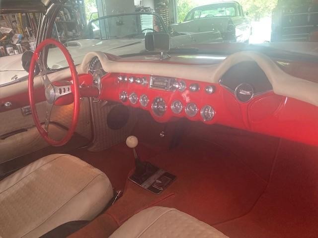 Chevrolet Corvette Vehicle Full-screen Gallery Image 05