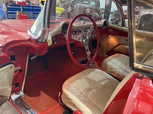 Chevrolet Corvette Vehicle Full-screen Gallery Image 11