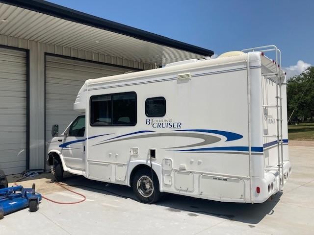 Gulfstream Motorhome Vehicle Full-screen Gallery Image 02