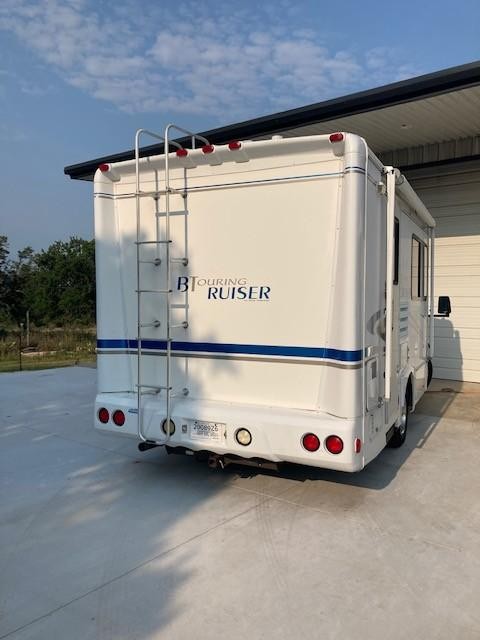 Gulfstream Motorhome Vehicle Full-screen Gallery Image 04