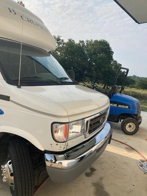 Gulfstream Motorhome Vehicle Full-screen Gallery Image 05