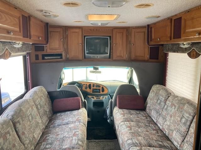 Gulfstream Motorhome Vehicle Full-screen Gallery Image 06