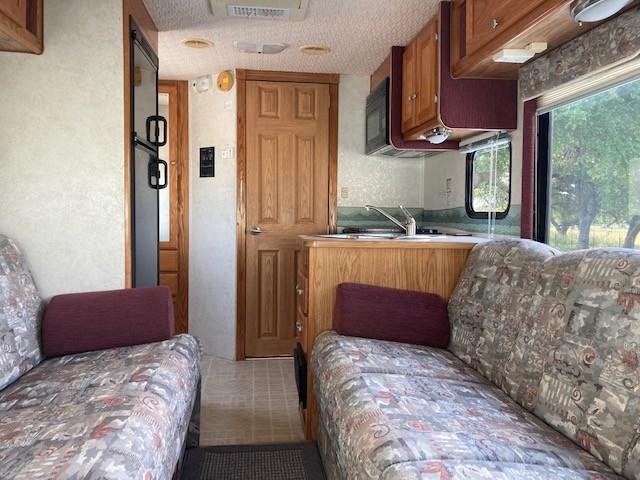 Gulfstream Motorhome Vehicle Full-screen Gallery Image 07