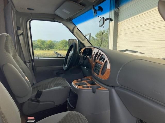 Gulfstream Motorhome Vehicle Full-screen Gallery Image 12