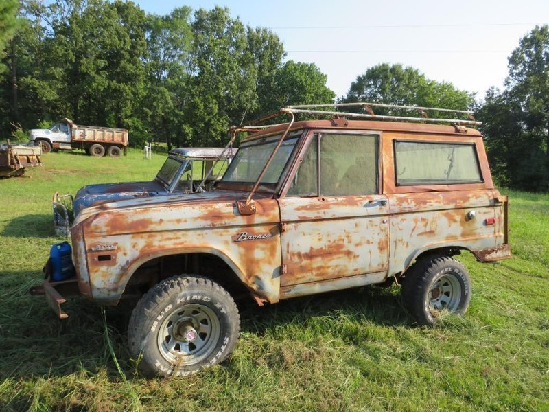 Ford Bronco Vehicle Full-screen Gallery Image 01