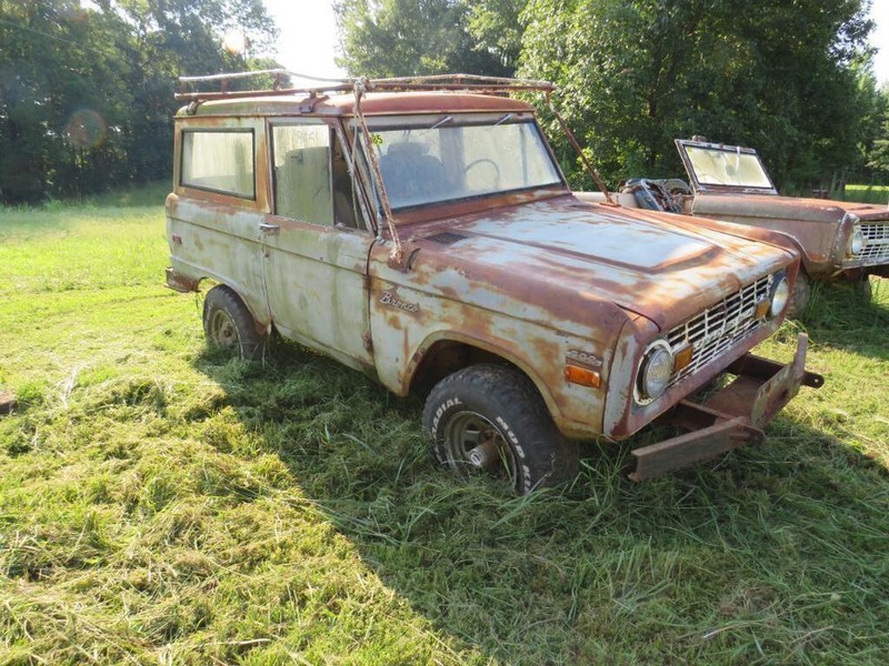 Ford Bronco Vehicle Full-screen Gallery Image 03