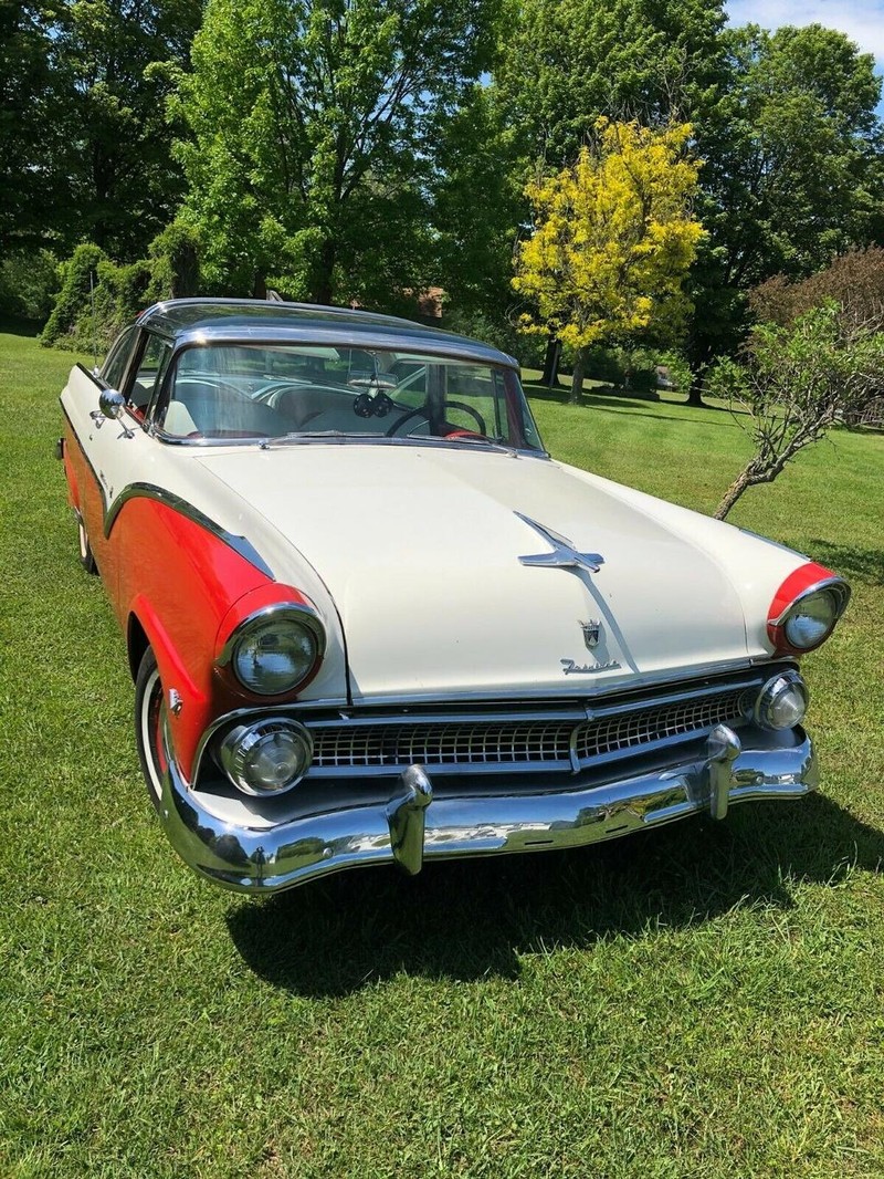 Ford Crown Victoria Vehicle Full-screen Gallery Image 02