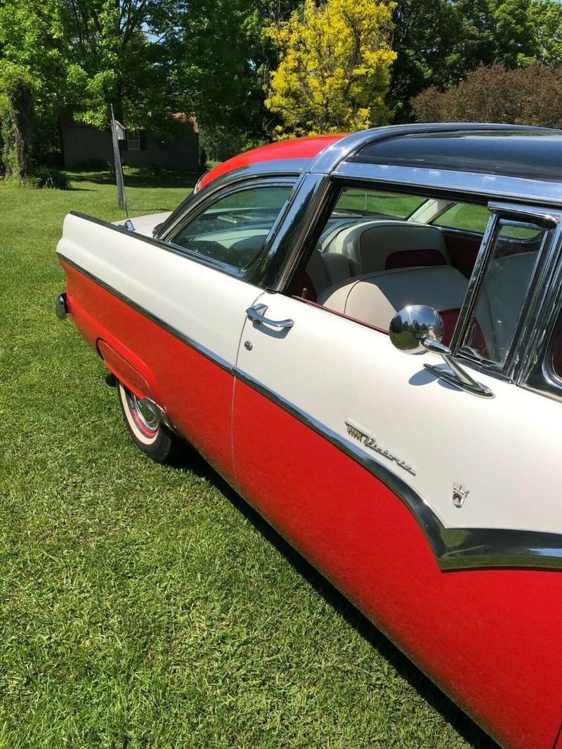 Ford Crown Victoria Vehicle Full-screen Gallery Image 03