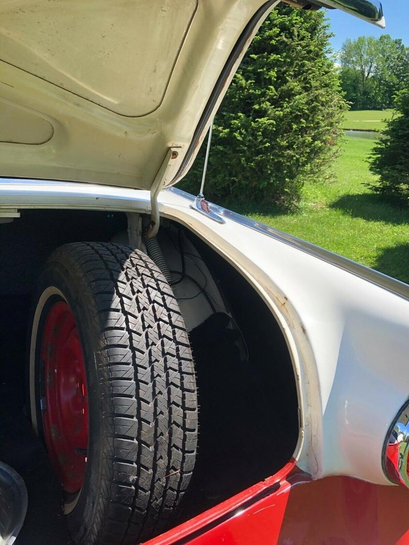 Ford Crown Victoria Vehicle Full-screen Gallery Image 04