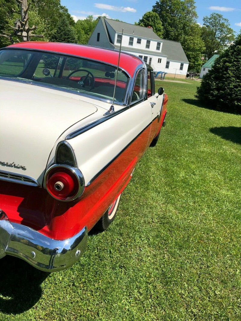 Ford Crown Victoria Vehicle Full-screen Gallery Image 07