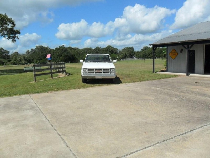 GMC C/K Pickup Vehicle Full-screen Gallery Image 04