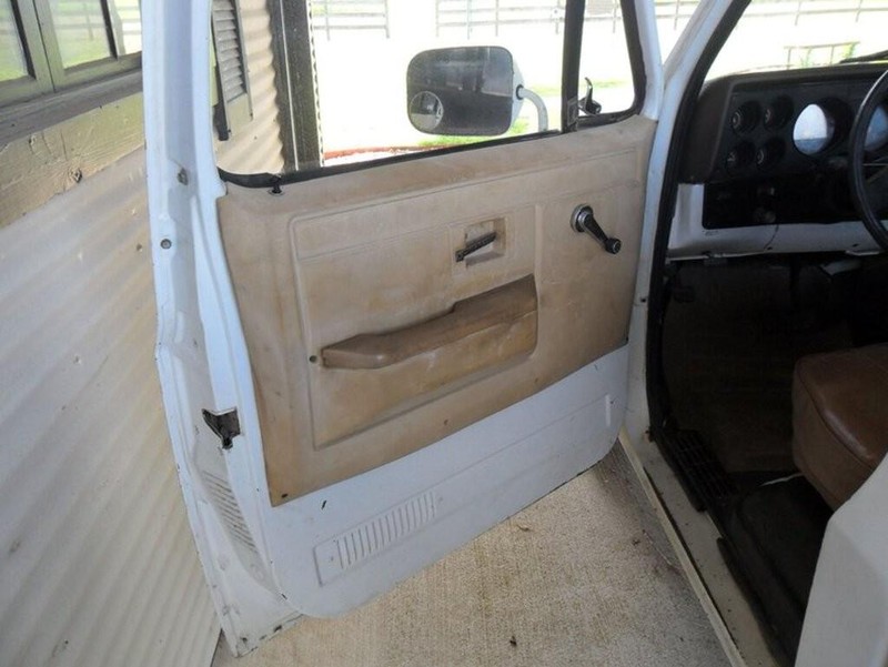 GMC C/K Pickup Vehicle Full-screen Gallery Image 07