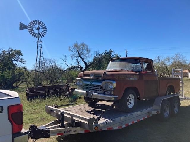 Ford F-100 Vehicle Full-screen Gallery Image 12