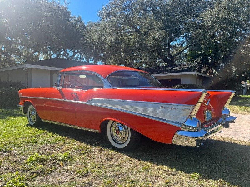 Chevrolet  Vehicle Full-screen Gallery Image 05