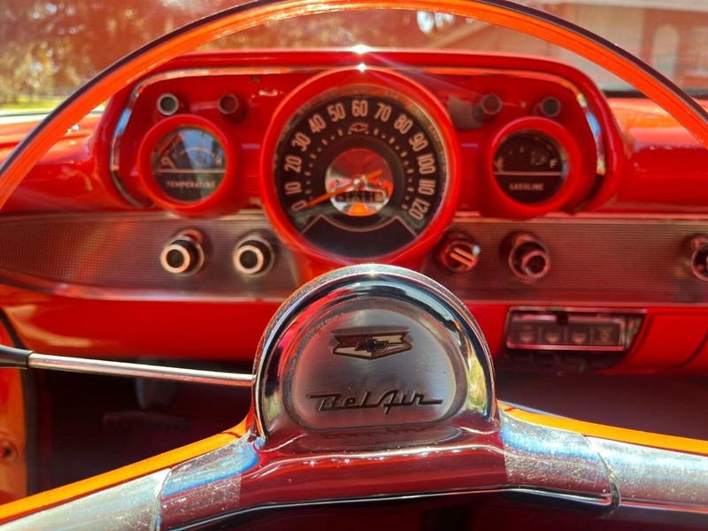 Chevrolet  Vehicle Full-screen Gallery Image 11