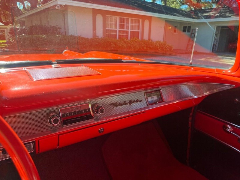 Chevrolet  Vehicle Full-screen Gallery Image 12