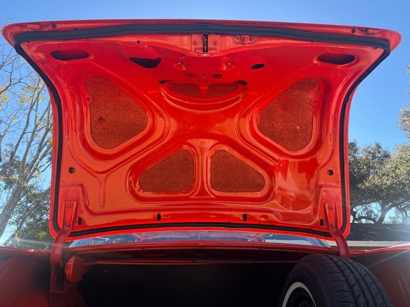 Chevrolet  Vehicle Full-screen Gallery Image 21