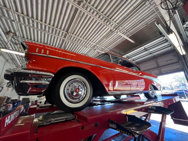 Chevrolet  Vehicle Full-screen Gallery Image 24