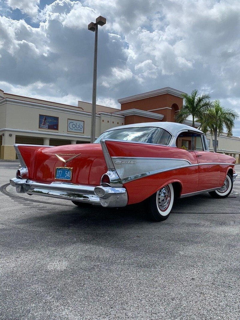 Chevrolet  Vehicle Full-screen Gallery Image 14