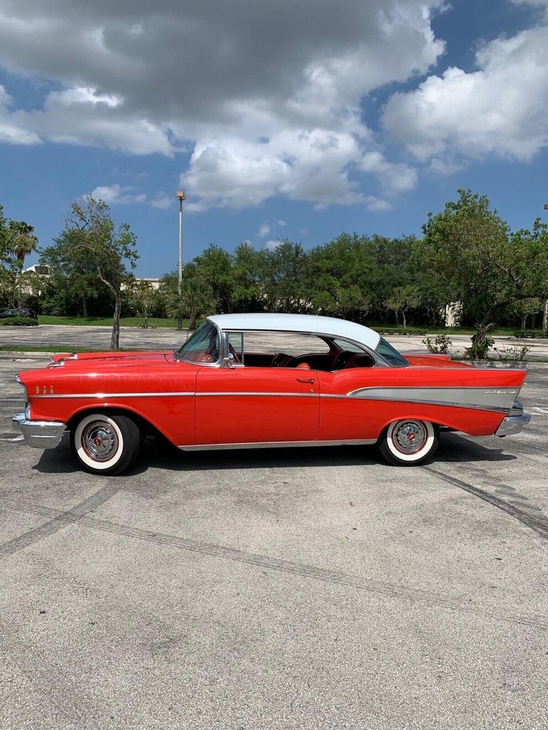 Chevrolet  Vehicle Full-screen Gallery Image 16