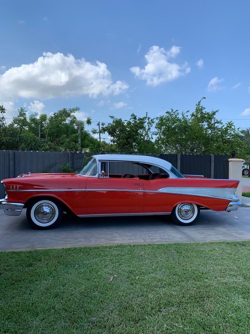 Chevrolet  Vehicle Full-screen Gallery Image 17