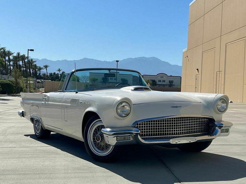 Ford Thunderbird Vehicle Full-screen Gallery Image 09