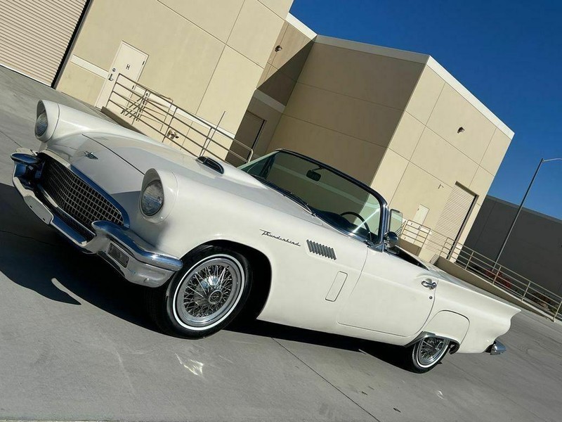 Ford Thunderbird Vehicle Full-screen Gallery Image 10