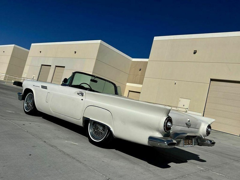 Ford Thunderbird Vehicle Full-screen Gallery Image 11