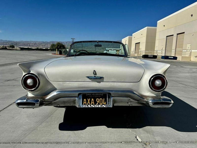 Ford Thunderbird Vehicle Full-screen Gallery Image 12