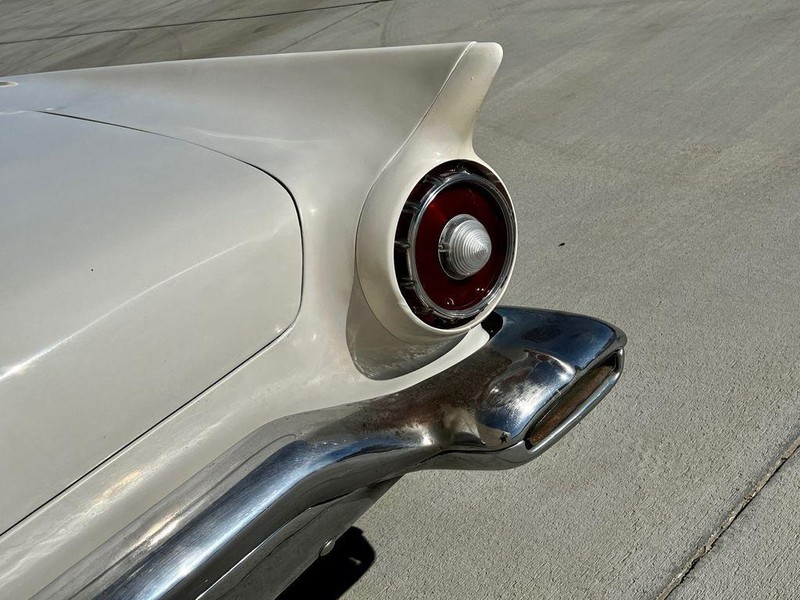 Ford Thunderbird Vehicle Full-screen Gallery Image 13
