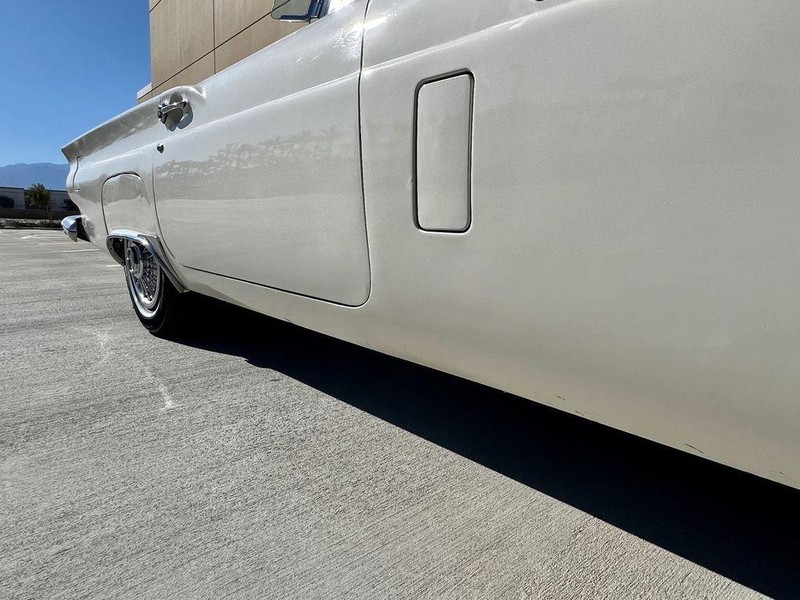 Ford Thunderbird Vehicle Full-screen Gallery Image 16