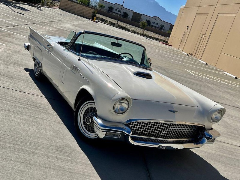 Ford Thunderbird Vehicle Full-screen Gallery Image 17